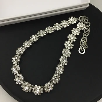 Ogrlica sa cvjetnim uzorkom i kristalima, ogrlica s visokom teksturom